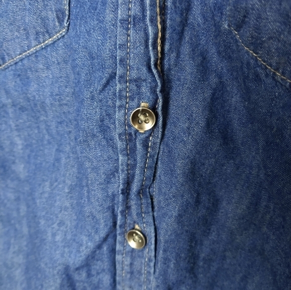 Croft and Barrow collared denim look button front pocket long sleeve. Size XS - Picture 5 of 9